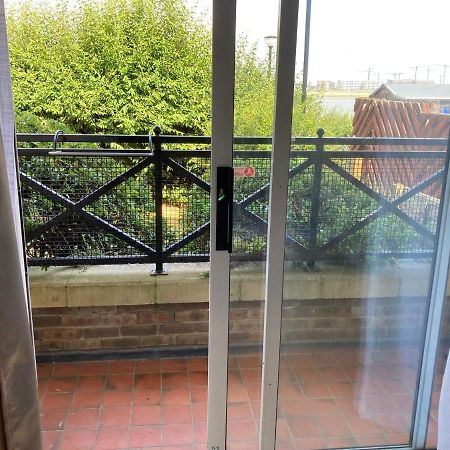 Comfortable Room With Private Balcony And Shared House Λονδίνο Εξωτερικό φωτογραφία